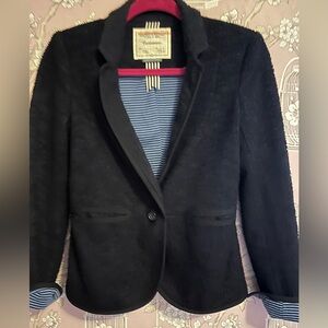 Cartonnier Black and blue textured blazer with blue and black lining.